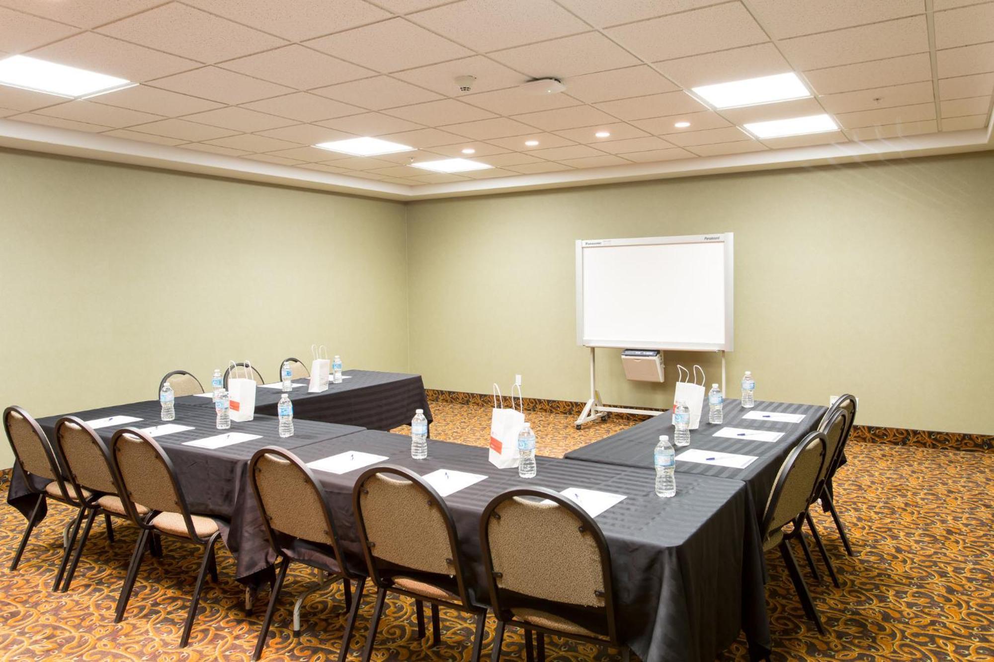 Holiday Inn Express Hotel & Suites - Slave Lake By Ihg Bagian luar foto